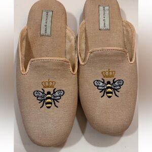 Patrica Green Women’s 100 Percent Linen Slippers, Queen Bee, Size 6 Embroidered